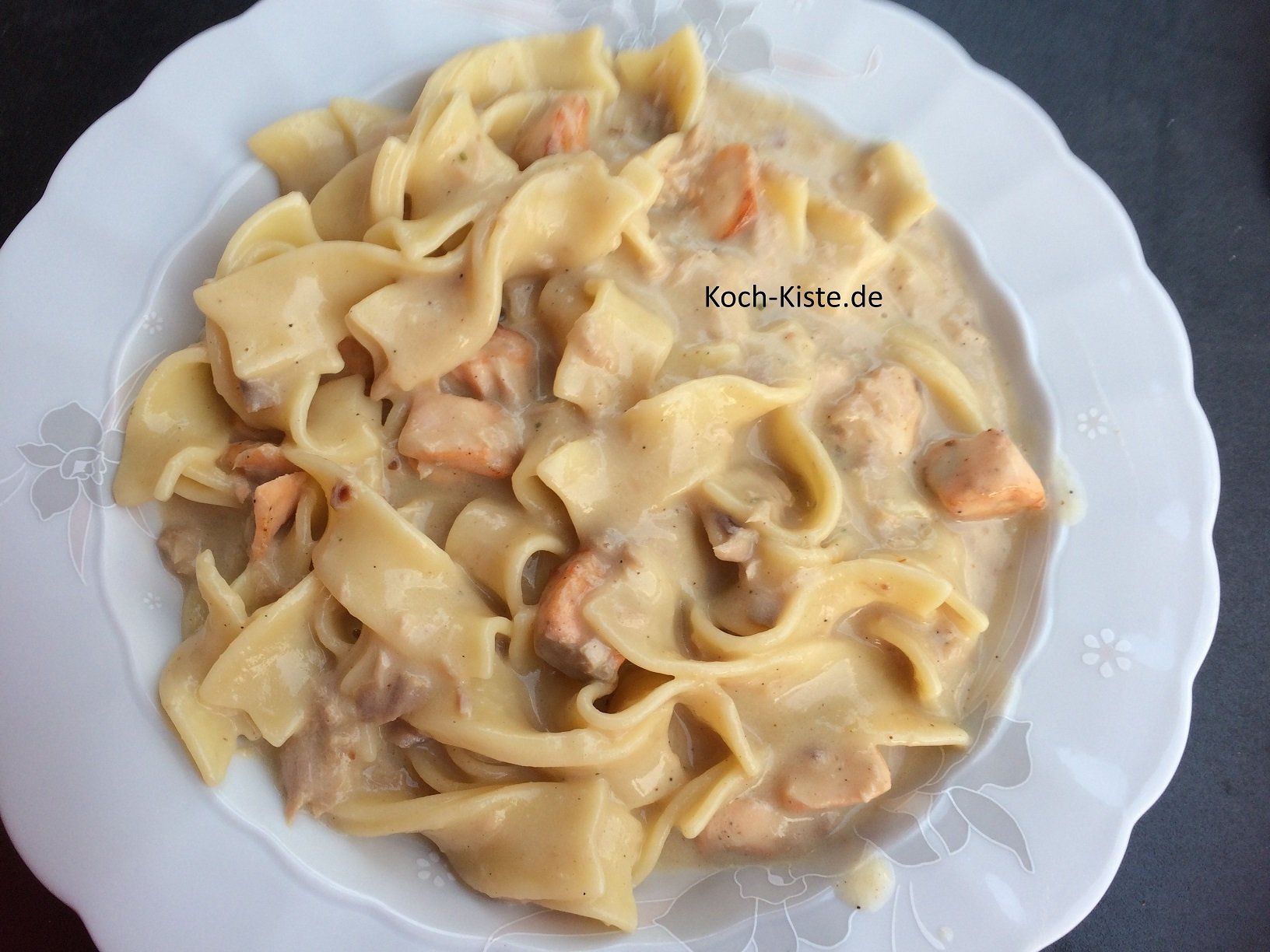 Lachs in Sahnesoße mit Bandnudeln