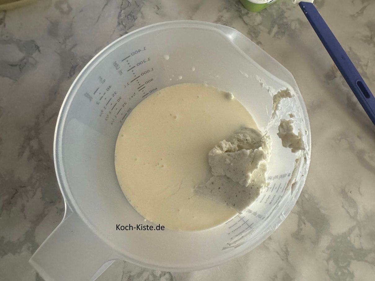 dann kommt 1 Packung (220 g ) Kräuter Frischkäse und 1 Teelöffel Senf hinzu