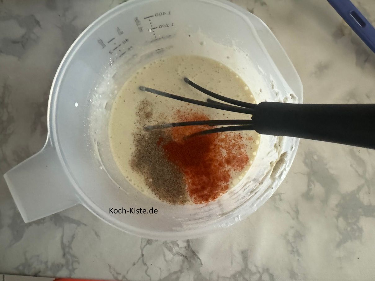 als nächstes gebe noch 1/2 gestrichenen Teelöffel Pfeffer und 1 gestrichenen Teelöffel Paprikapulver hinzu