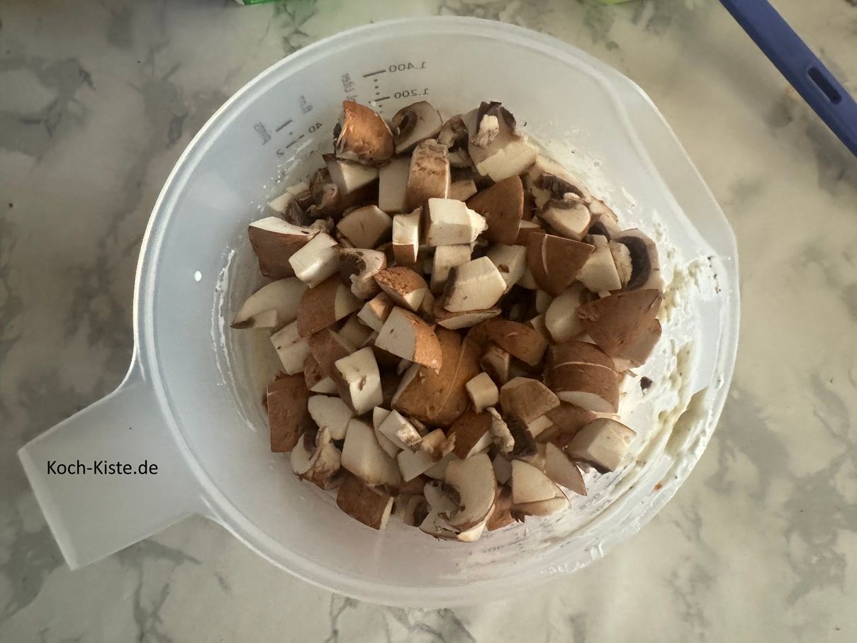 Jetzt gebe 1 Etappe Pilze mit in de Messbecher und verrühre alles