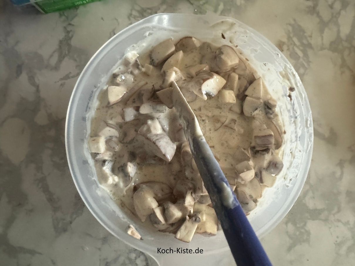 wiederhole das - bis Du in Etappen alle Pilzstücke untergerührt hast. Dann kannst Du die Soße gleichmäßig über den Fleisch verteilen .