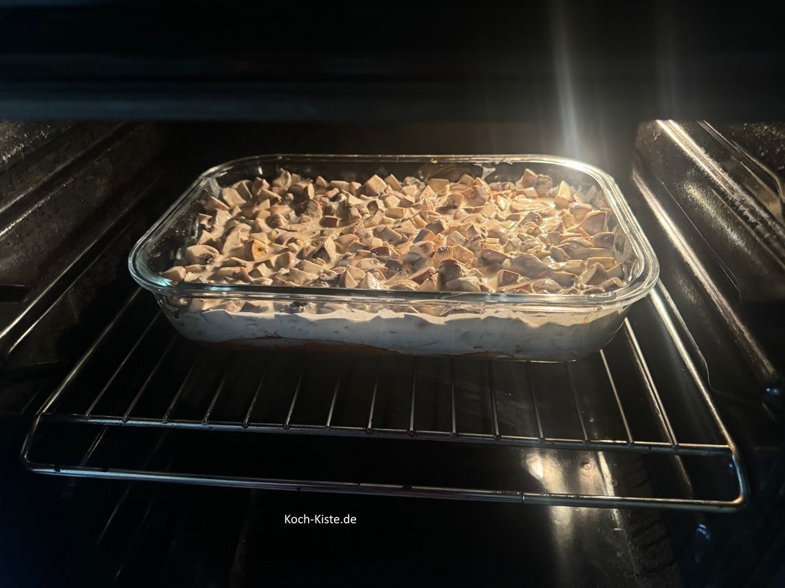 stelle die Auflaufform in die mittlere Schiene des Backofens und brate alles 25 bis 30 Mintuen.