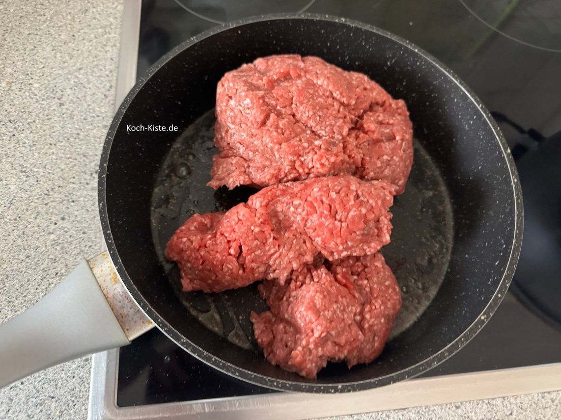 Jetzt darf das Hackfleisch mit in die Pfanne