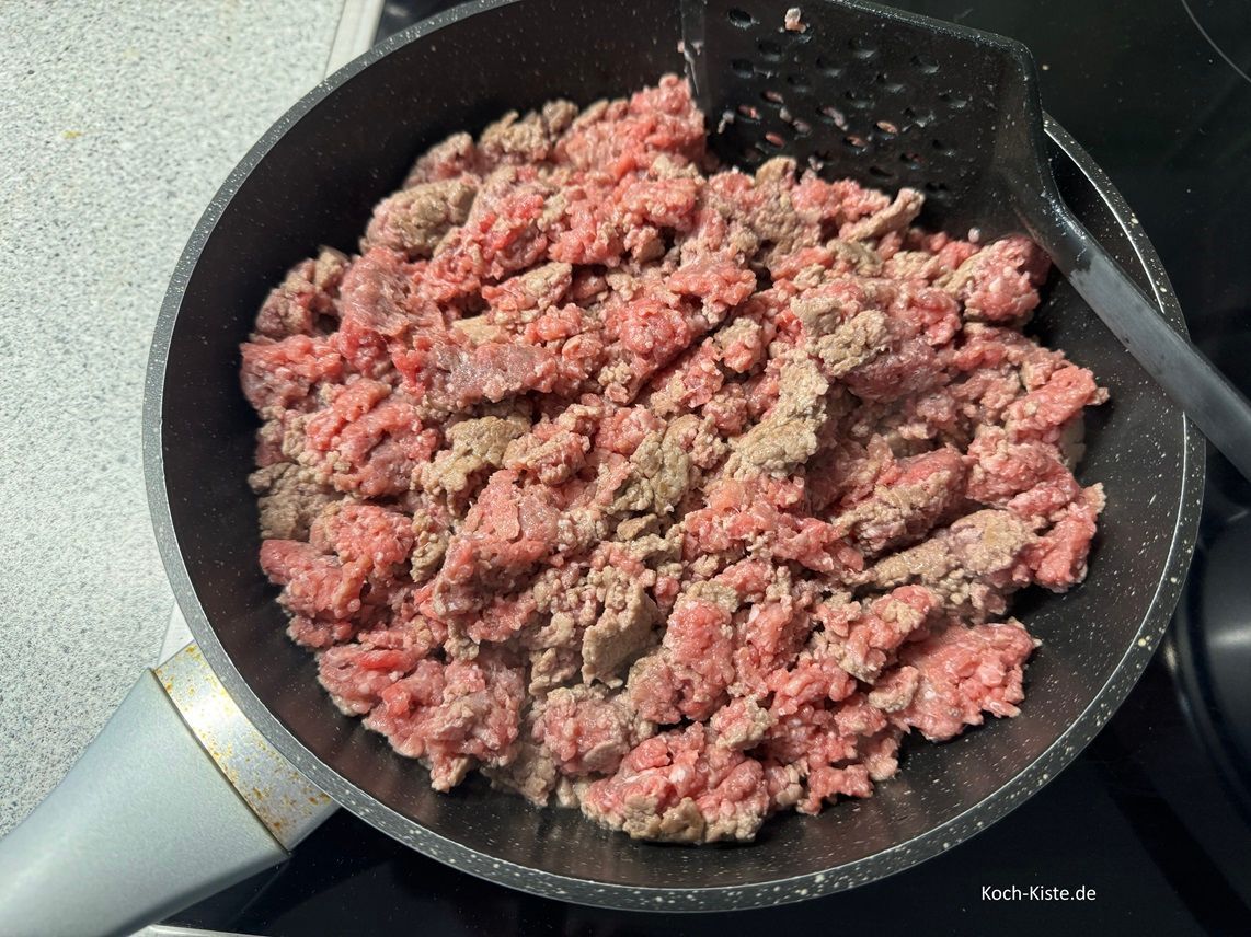 halte den Pfannenwender senkrecht und steche immer wieder in die Hackmasse , so dass sie sich teilt