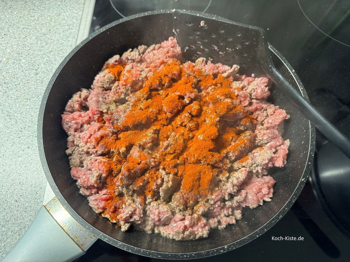 als nächstes kommen die Gewürze mit in die Pfanne . Wieder wird alles mit dem Pfannenwender gewendet und weiter gebraten