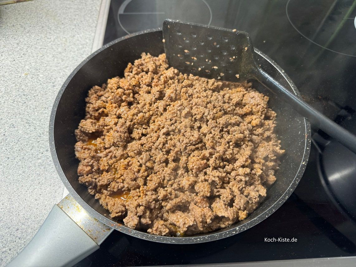 Hackfleisch fertig krümelig gebraten. Gebe das Hackfleisch in eine Rührschüssel