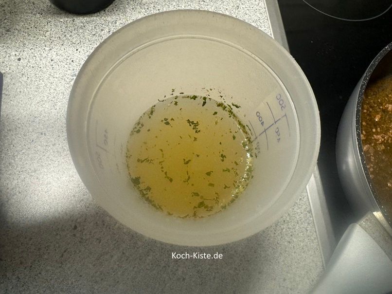 Messe Dir 300 Milliliter Wasser ab, gebe 2 gehäufte TL Rinderbrühepulver und 2 gehäufte TL Gemüsebrühepulver hinzu und verrühre alles miteinander