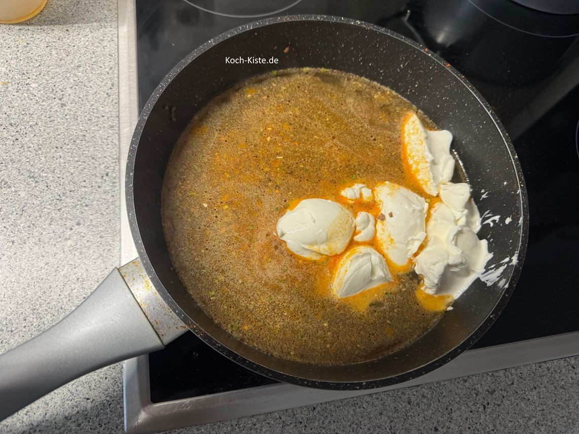 als nächstes kommen 200 g Frischkäse mit in die Pfanne und werden unter gerührt , bis der Frischkäse geschmolzen ist
