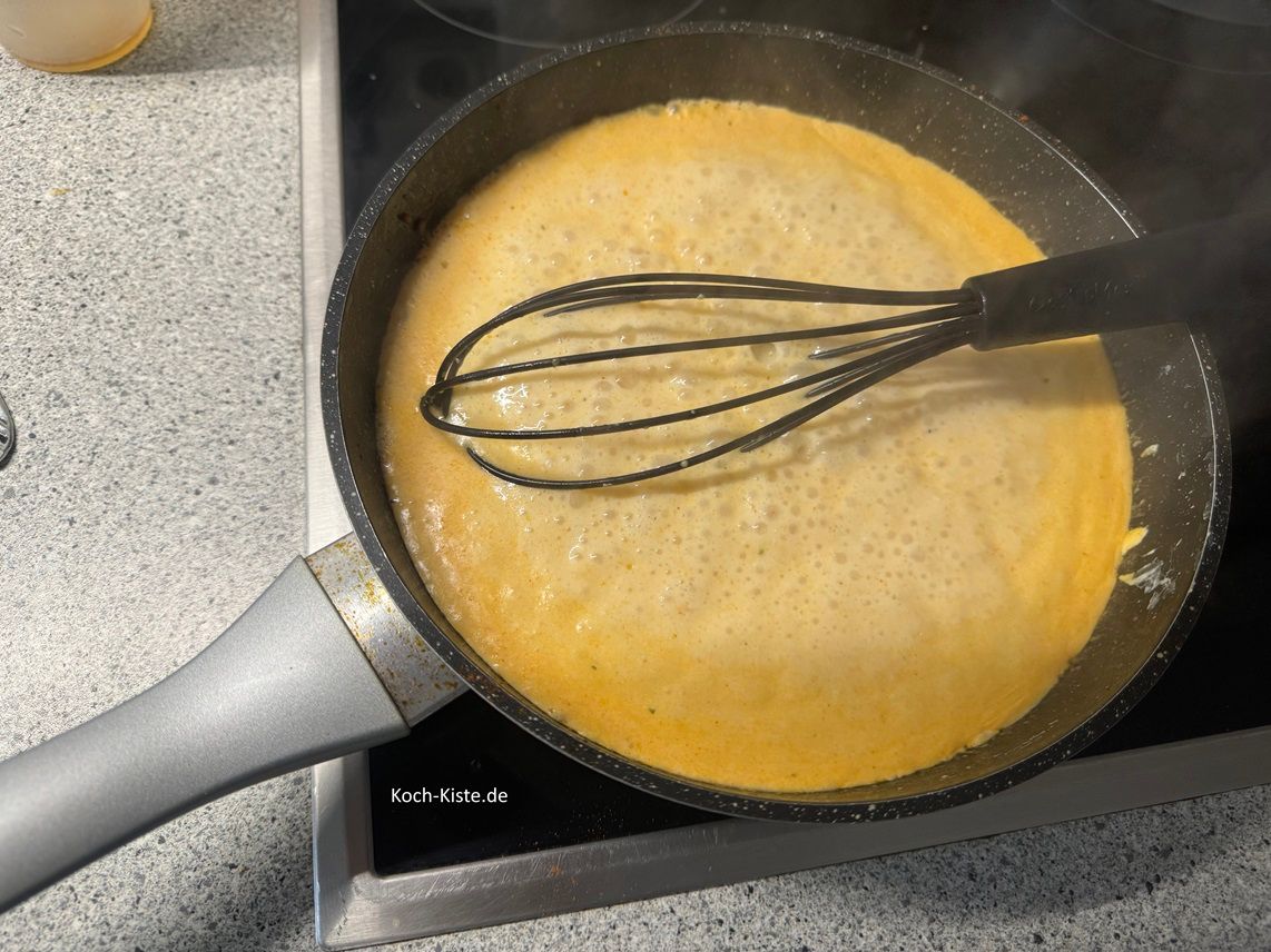 bringe alles noch mal zum Kochen und gebe unter ständigem Rühren den Soßenbinder hinzu