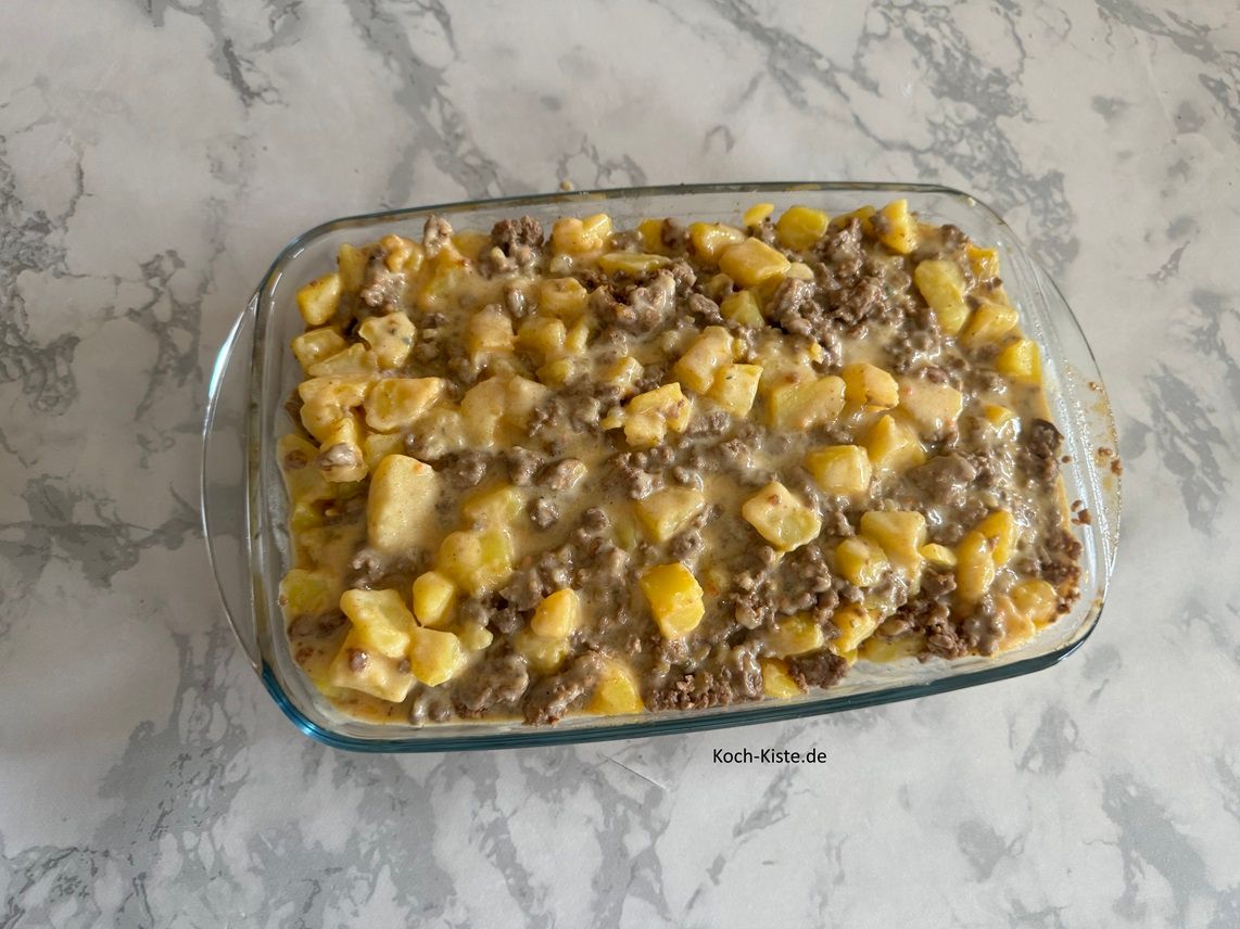 gieße die Soße gleichmäßig über den Hack Karotffelauflauf .