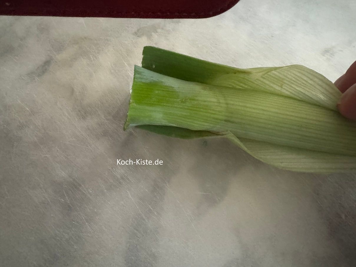 dann schneide oben am Grünansatz leicht schräge ein , nun kannst Du die äußere Schicht nach unten hin abziehen