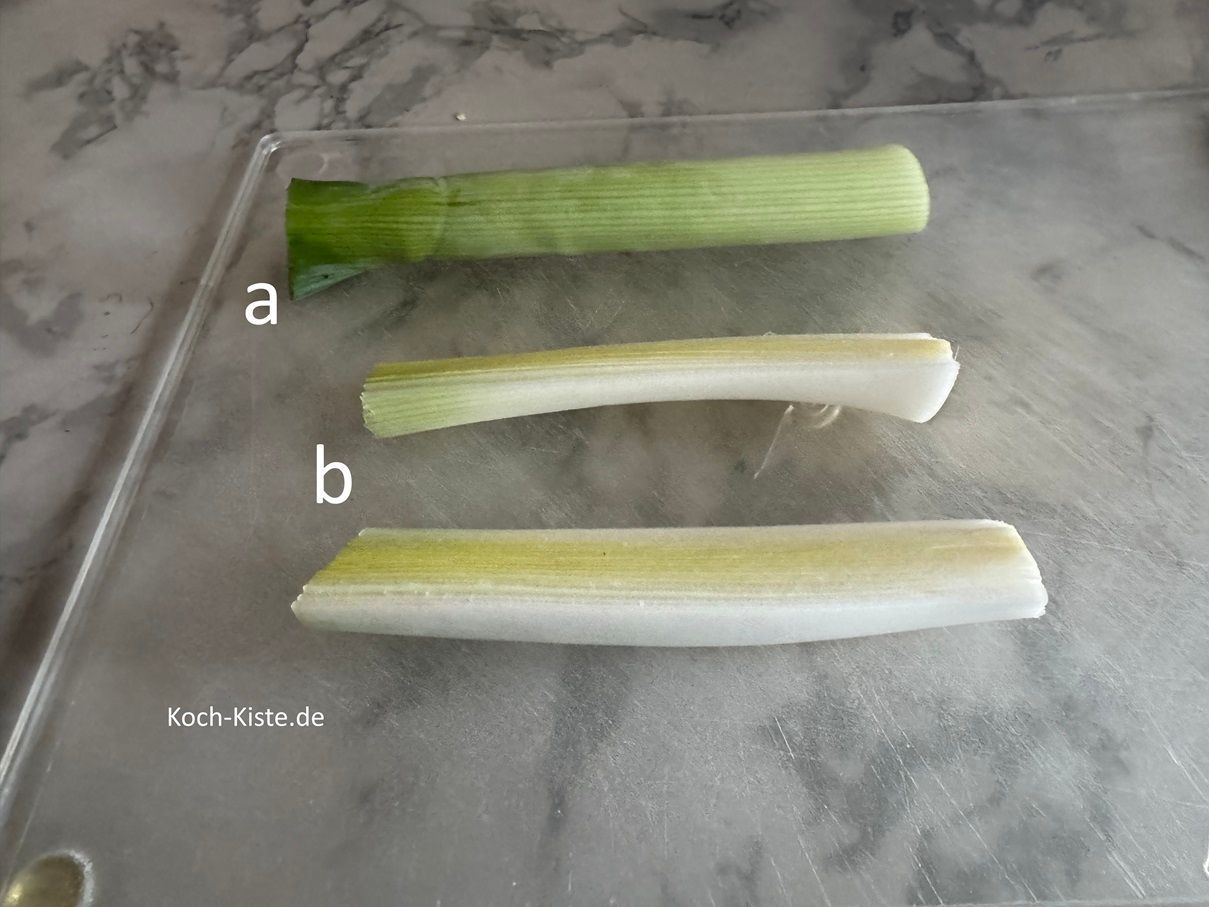 lege die Porreestange wieder auf das Schneidebrett, halbiere sie (a) und dann viertel sie (b)