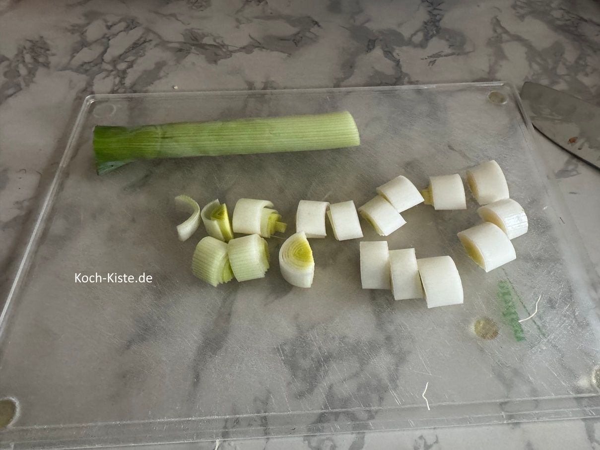 jetzt kannst Du das Porreeviertel in kleine Stücke schneiden