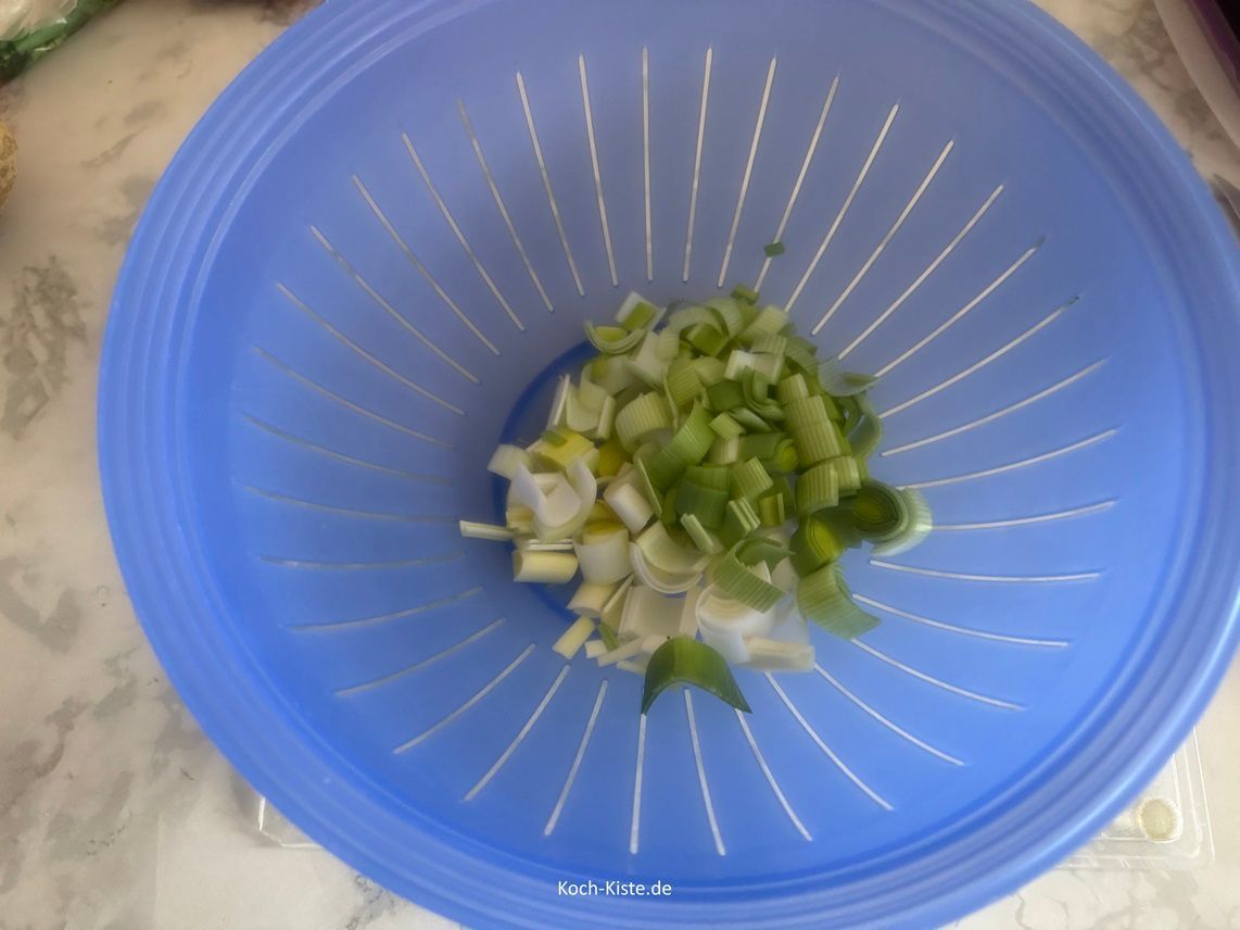 gebe die Porreestücke in ein Küchensieb
