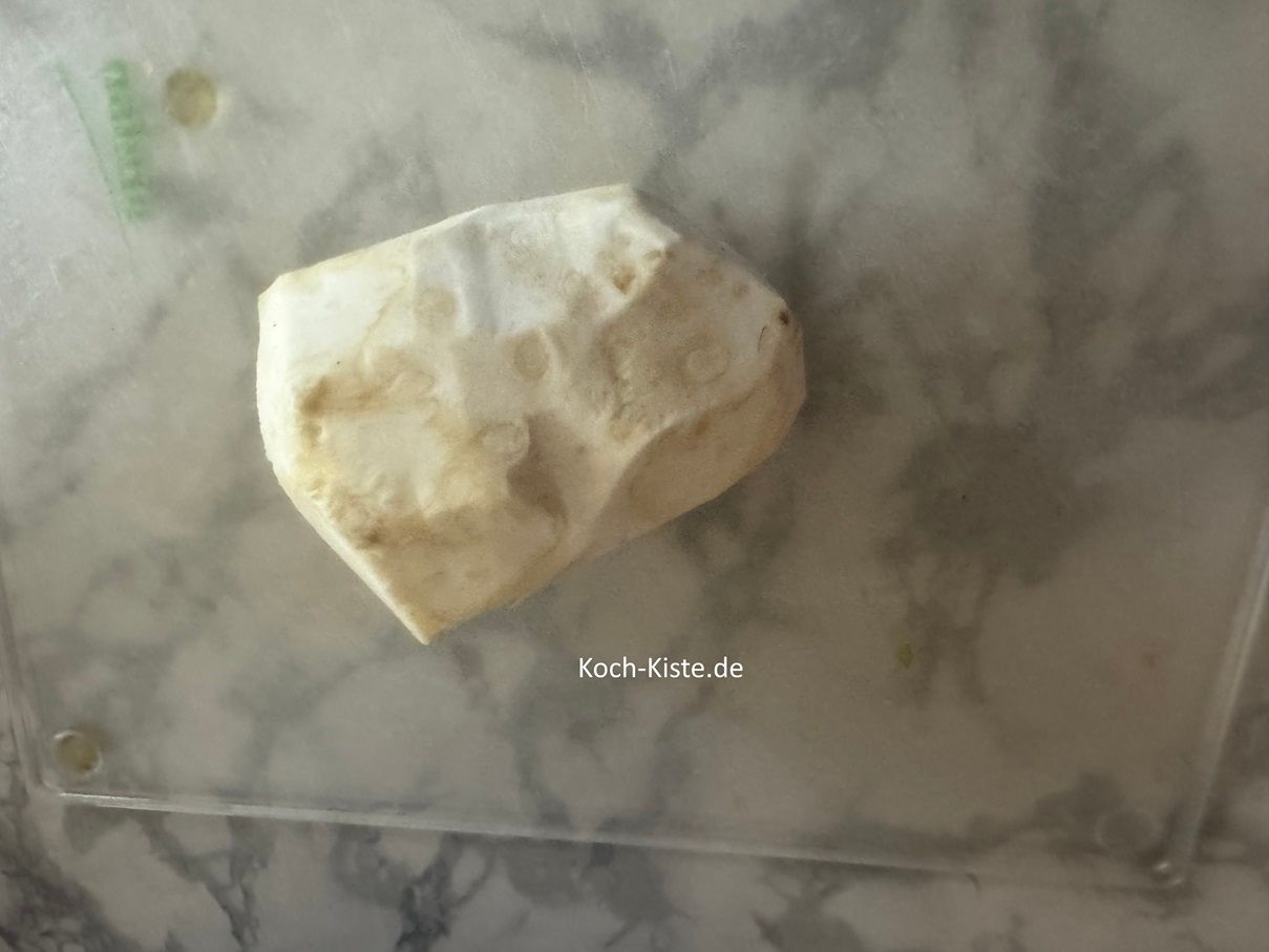 danach schäle den Sellerie großzügig. Heißt etwas dicker, da direkt unter der Schale manchmal holzige Stücke sein können