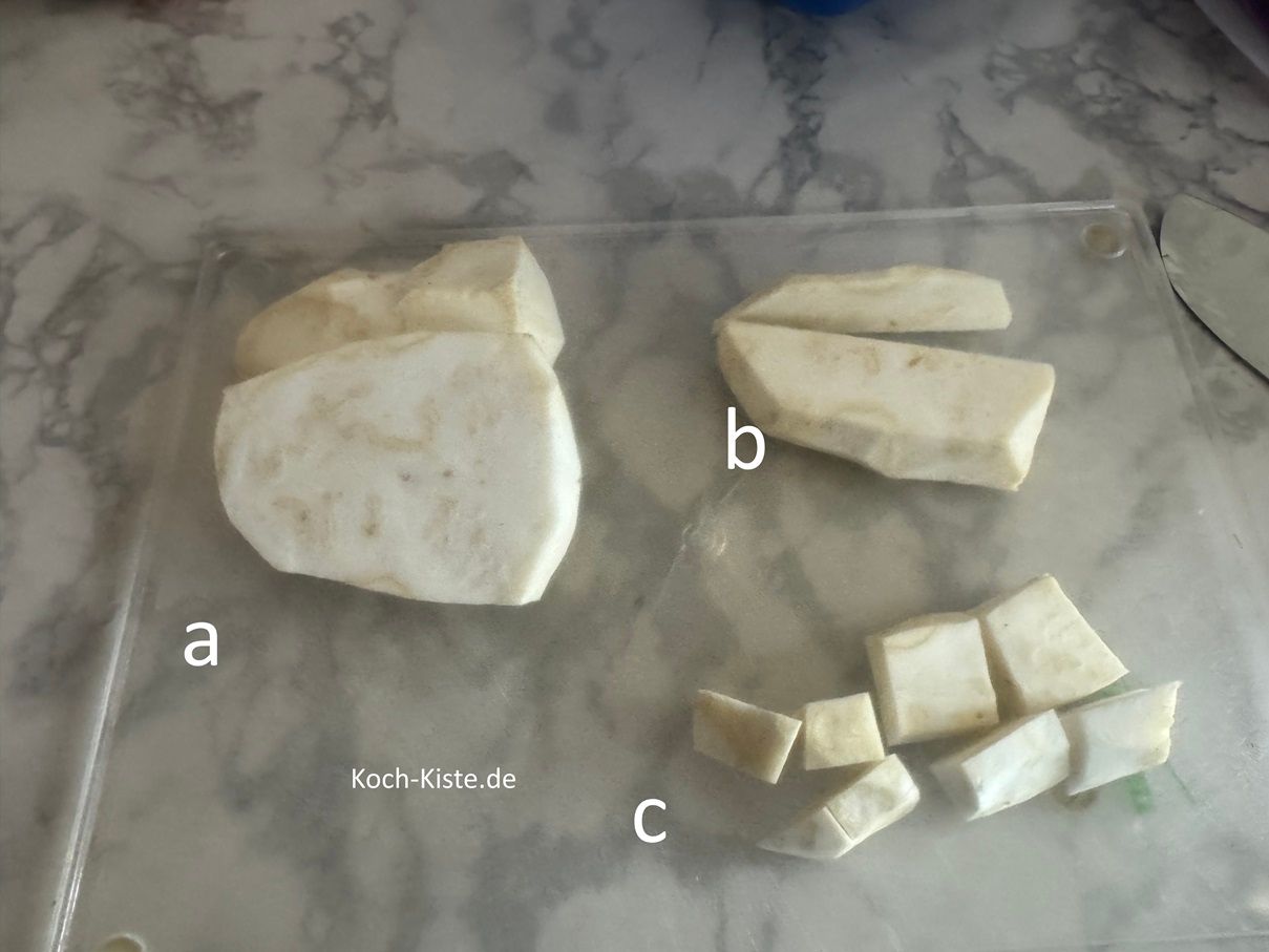 jetzt lege den Sellerie wieder auf das Schneidebrett, schneide ihn in Scheiben (a) , in Streifen (b) und dann in Stücke (c) . Gebe die Selleriestücke mit in das Küchensieb