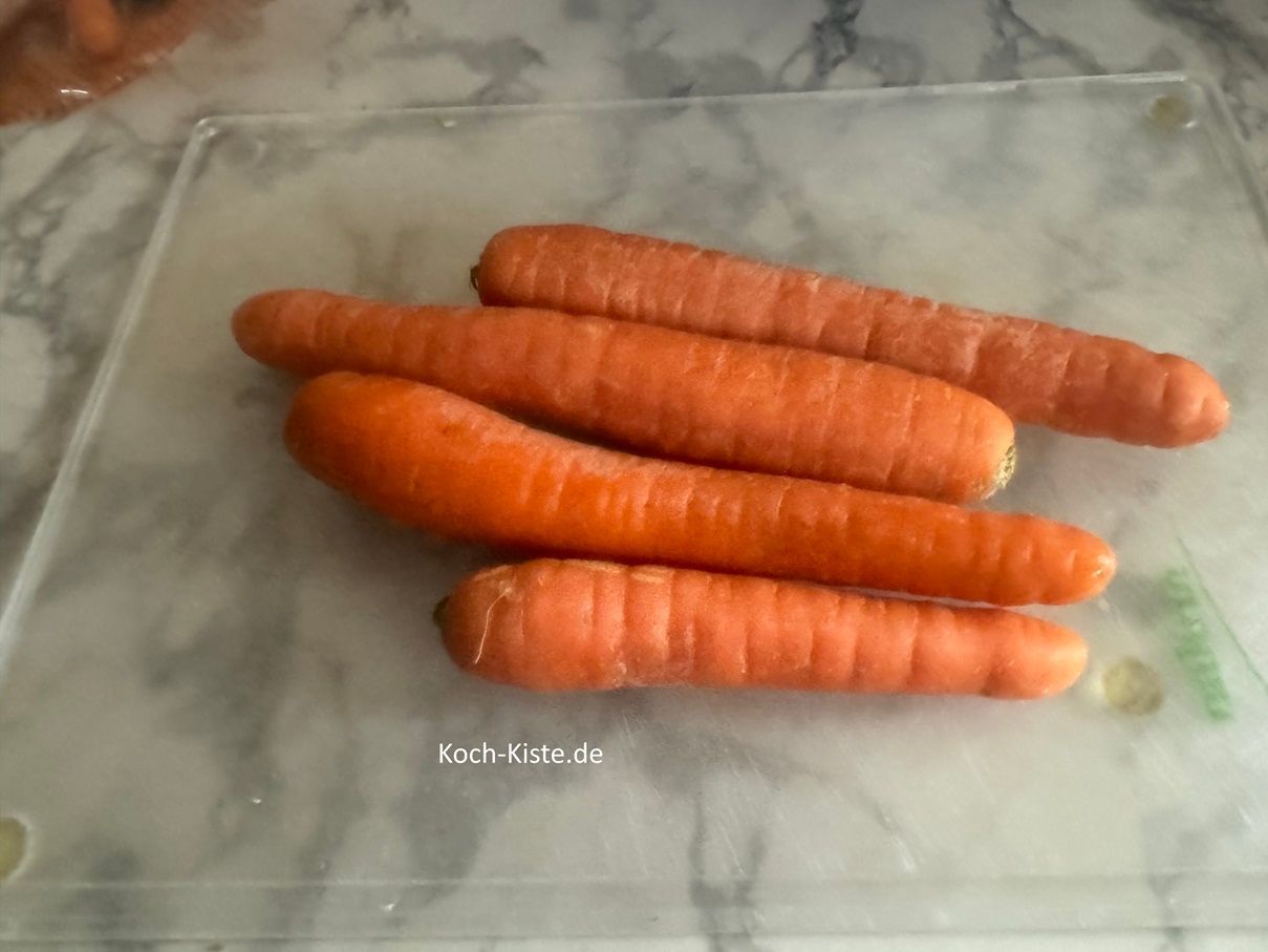 lege die Wurzeln auf das Schneidebrett