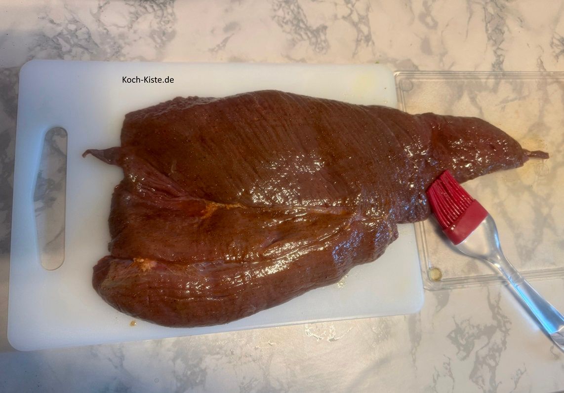 nun nehme mit einem Silikonpinsel immer etwas von der Marinade und bestreiche die Oberseite des Hirschbratens damit