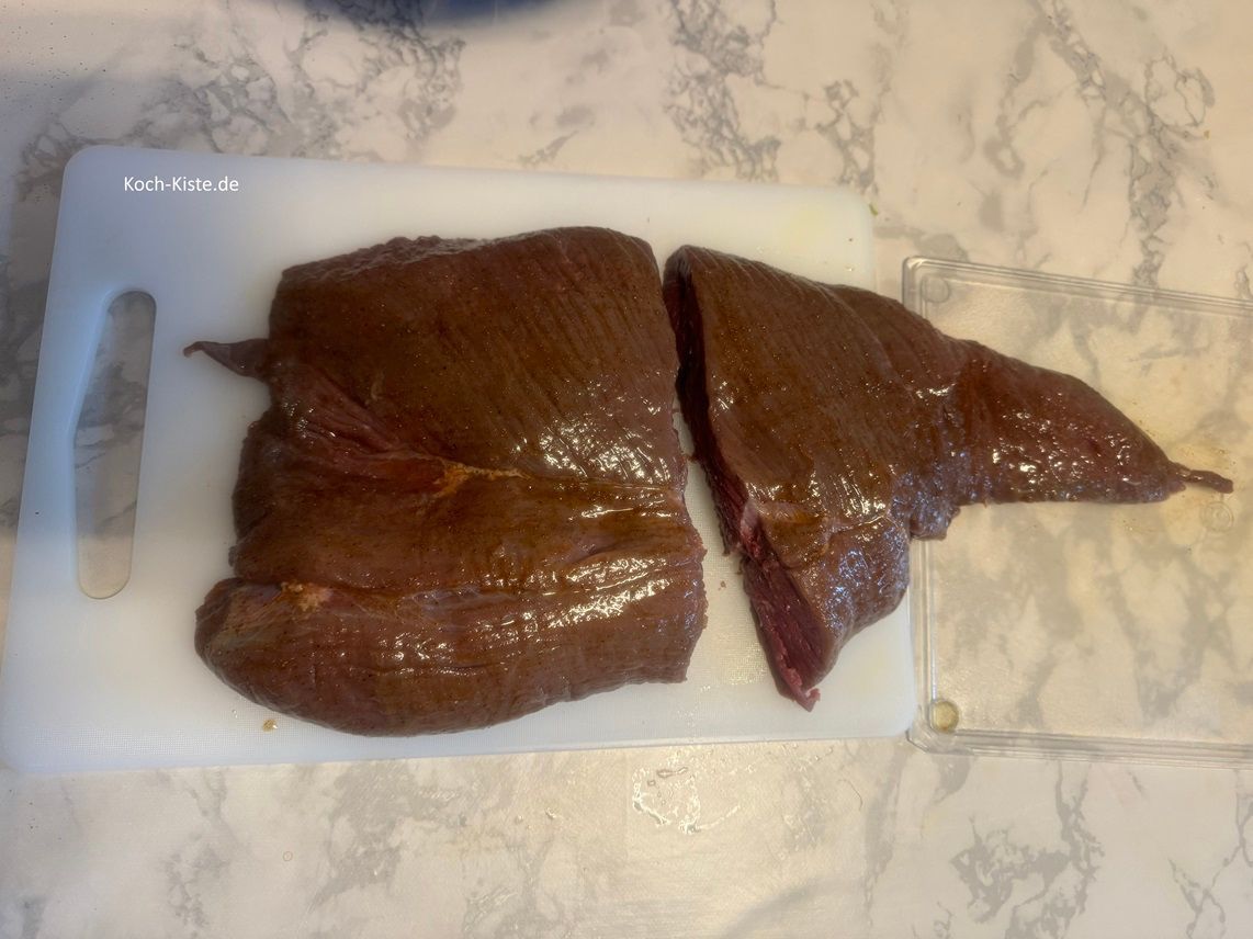 sollte dein Hirschbraten auch nicht in die Pfanne passen, so halbiere ihn. Da das Fleisch später in Scheiben gescnitten wird, ist es nicht so schlimm :-)