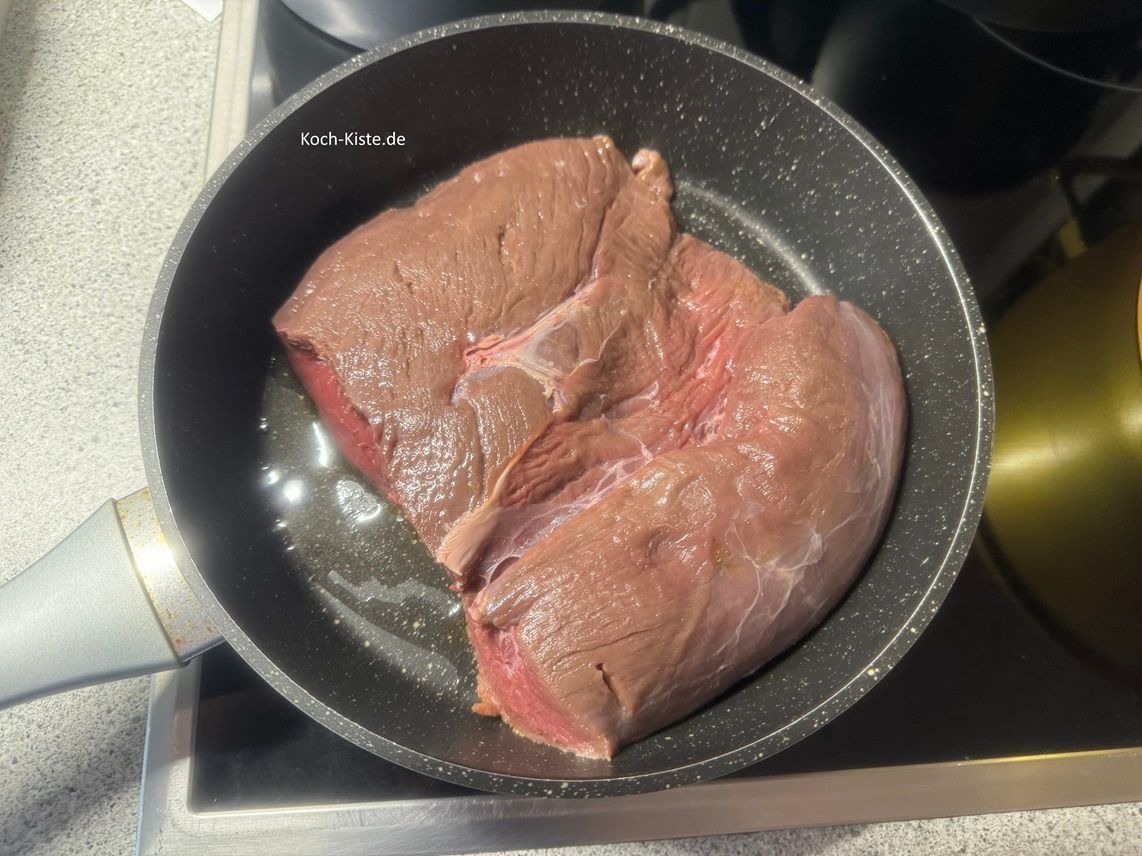 gebe pro Fleischstück 1 Esslöffel Pflanzencreme in die Pfanne , lasse sie schmelzen und lege 1 Stück Hirschbraten in die Pfanne. Brate den Hirschbraten nun 4 Minuten gut an
