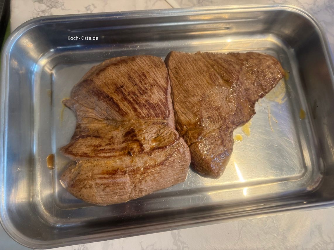 gebe das Fleischstück in eine Auflaufform oder einen Bräter . Wiederhole alles mit dem 2 Fleischstück