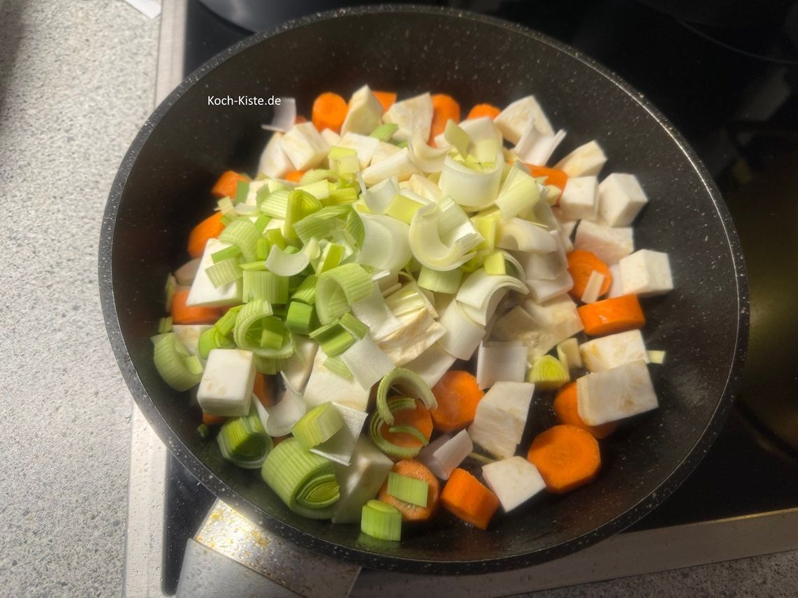 gebe noch mal 1 Esslöffle Pflanzencreme in die Pfanne, lasse sie schmelzen und brate das Gemüse an