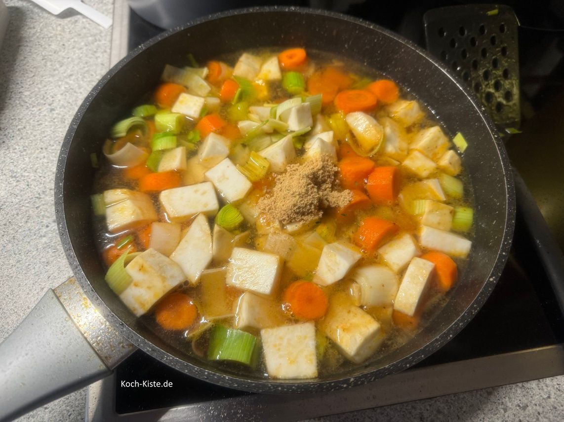 gieße 500 Milliter Wasser in die Pfanne, gebe 2 Teelöffel Rinderbrühepupver hinzu und verrühre alles miteinander