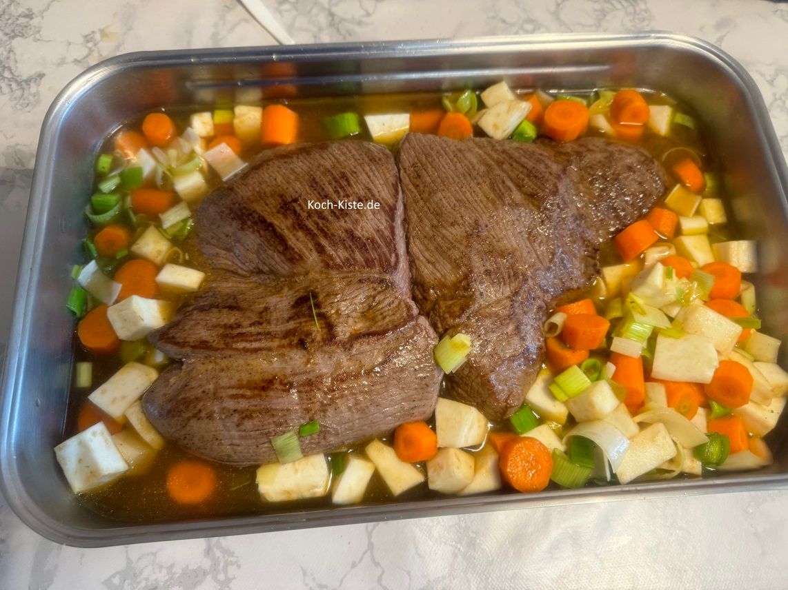 vertiele das Gemüse um den Hirschbraten herum und schütte die Brühe mit in die Auflaufform ( den Bräter)