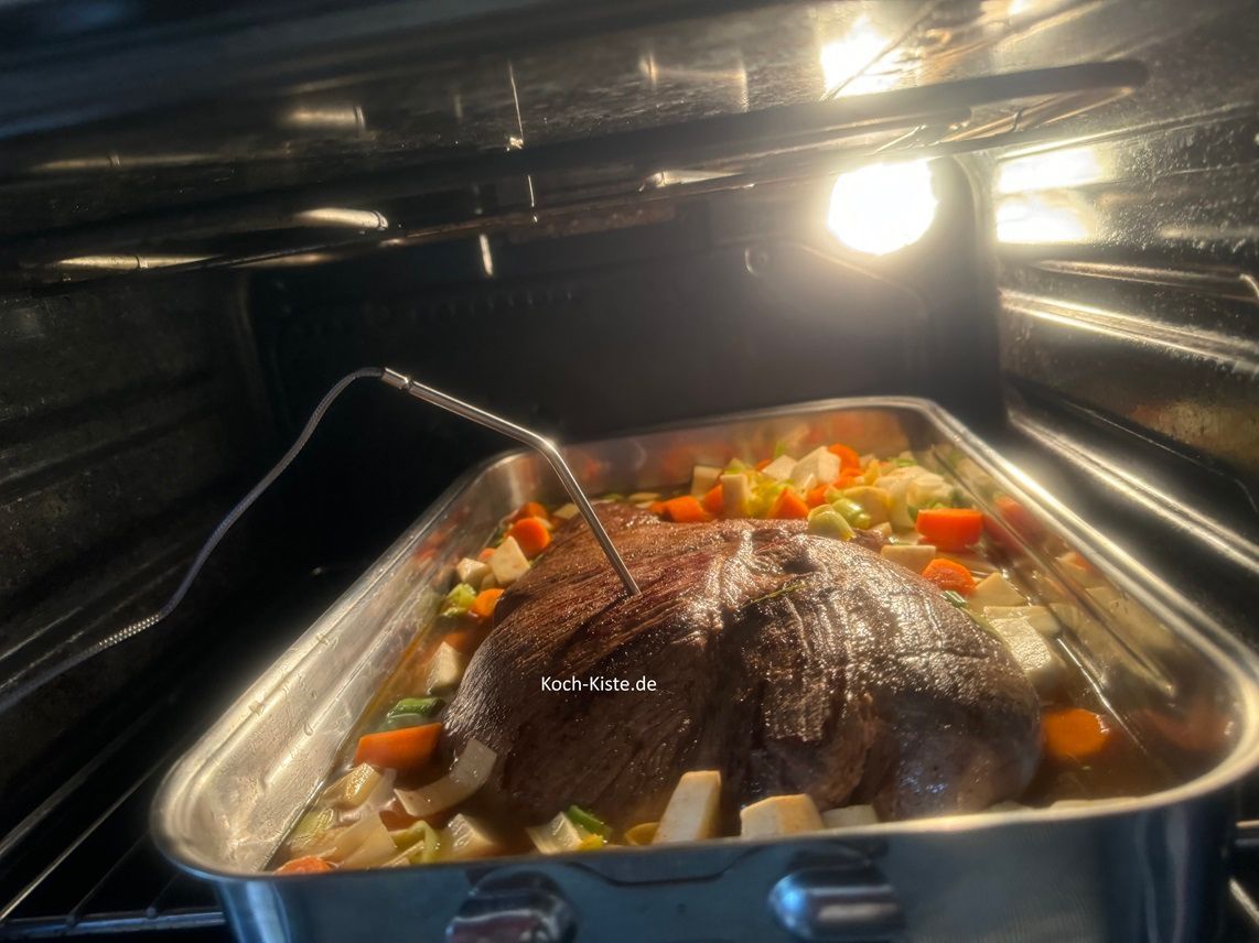 jetzt stich das Fleischthermometer an die dickste Fleischstelle und stelle die Auflaufform ( den Bräter) in die mittlere Schiene des Backofens. Befestige das Digitalthermometer entweder an der Backofentür oder da wo die Schalter für den Herd sind. Lasse den Hirschbraten nun 90 Minuten garen.