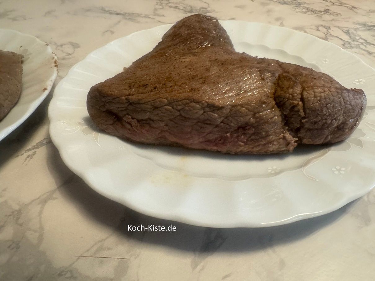 gebe den fertigen Hirschbraten auf einen Teller und stelle diesen in den ausgeschalteten Backofen .