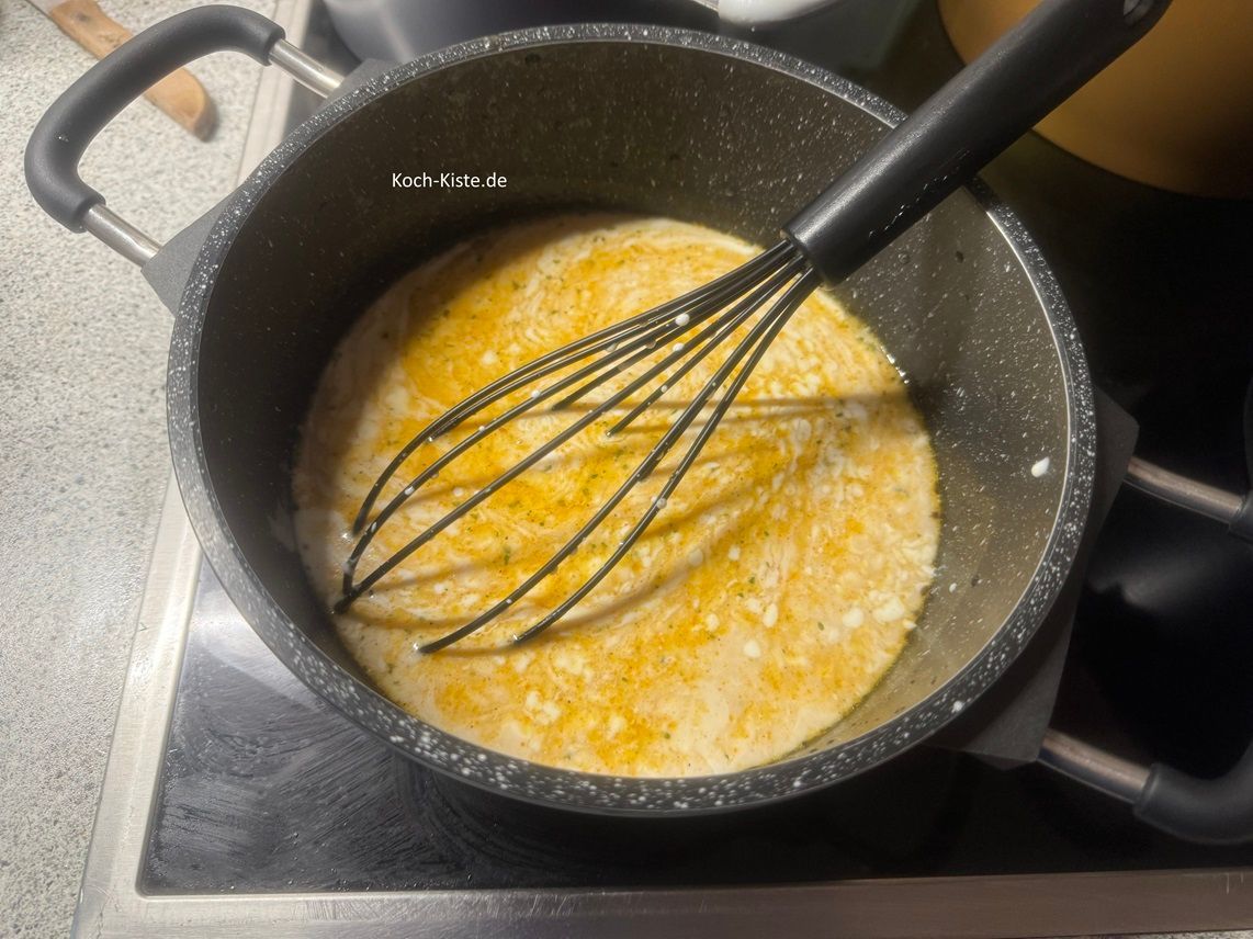 gieße noch mal 150 Milliliter Wasser und 250 ml Cremefind ( oder Sahne) hinzu. Gebe die Gewürze dazu und bringe alles zum Kochen