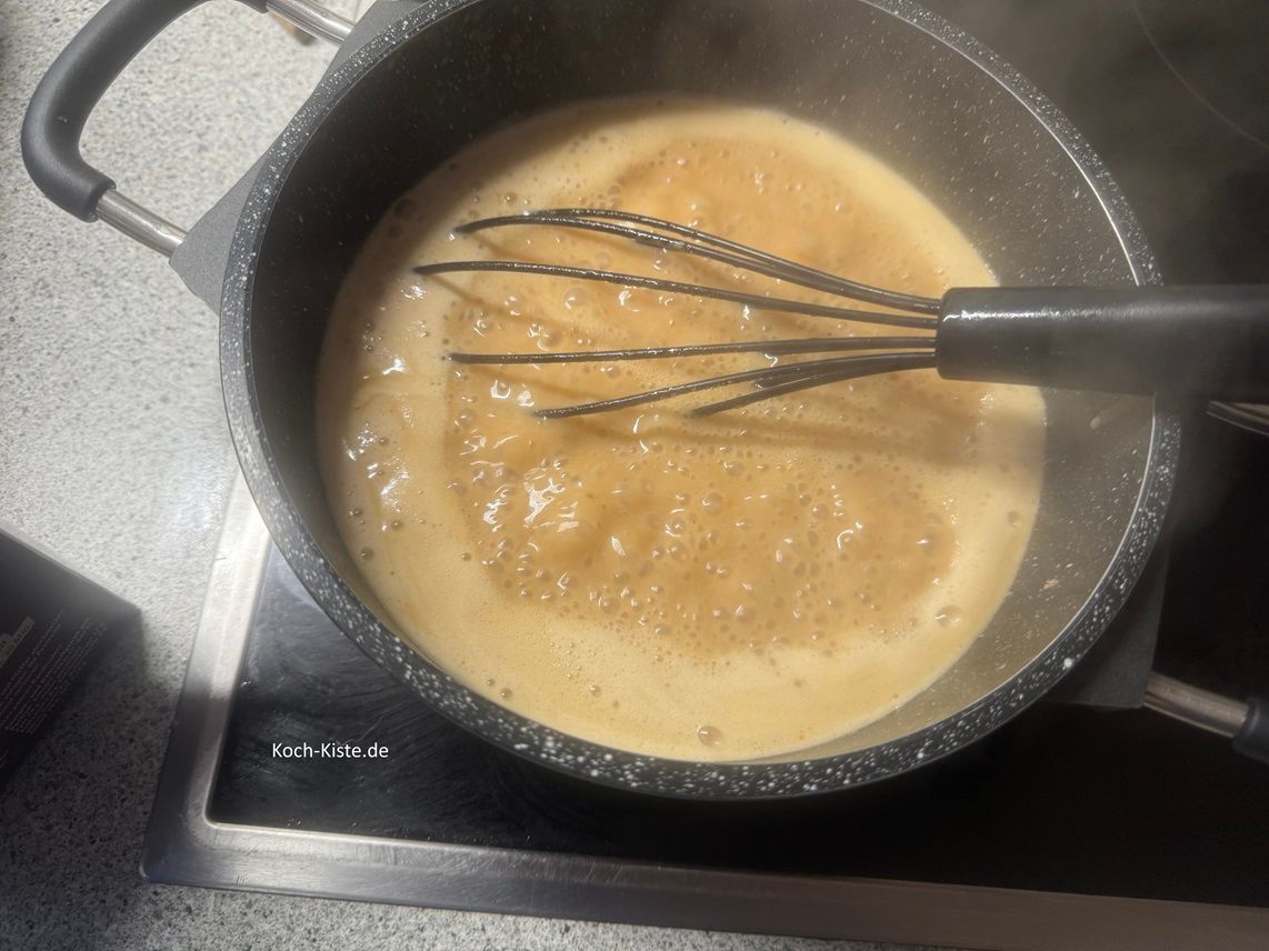 unter ständigem Rühren wird nun der Soßenbinder dazu gegeben bis die Soße genügend angedickt ist.