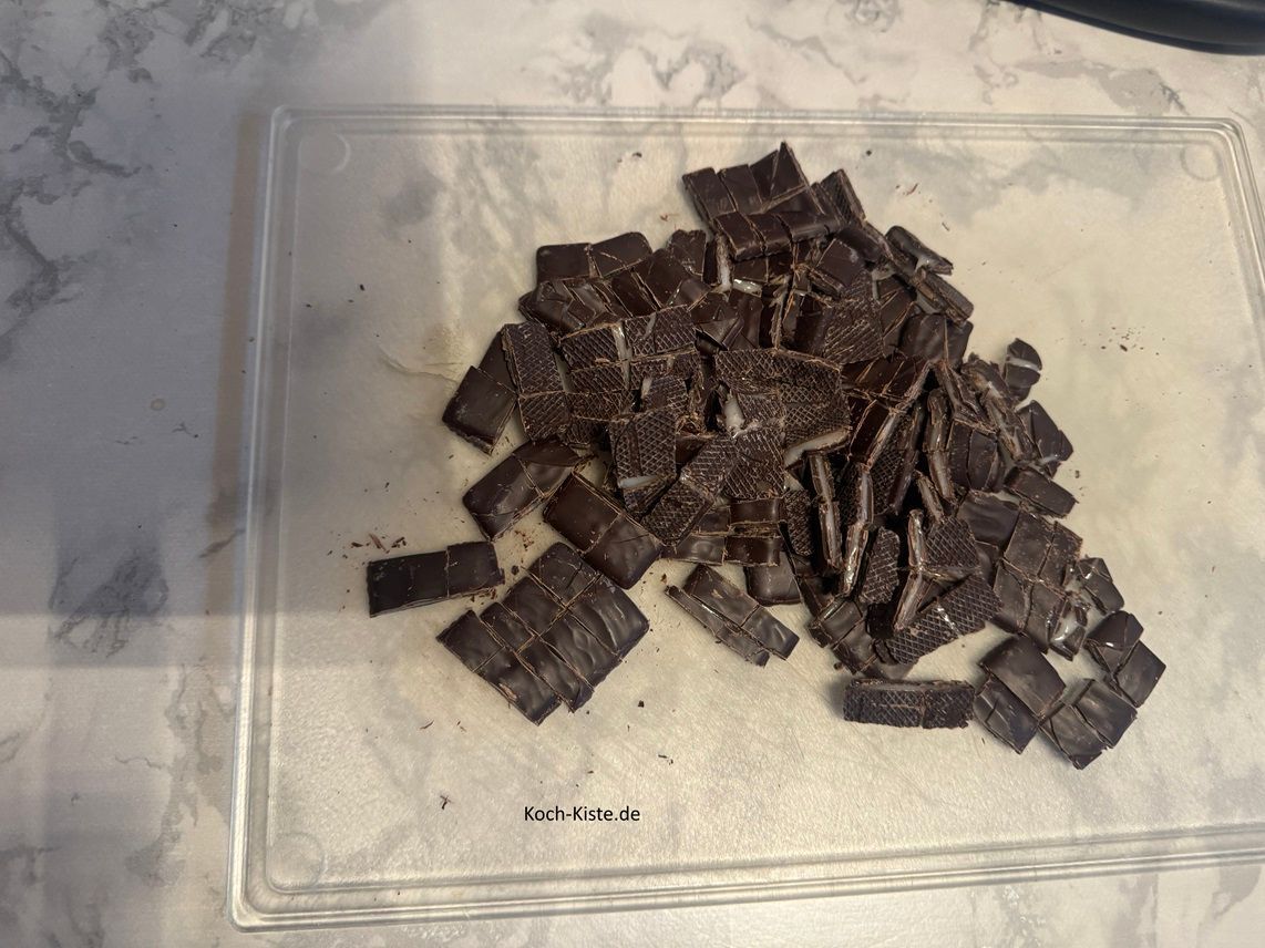 bis alle Pfefferminztäfelchen klein geschnitten sind