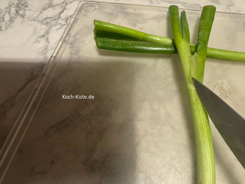 dann schneide die äußerste Schicht, oben am Grünansatz etwas ein, nun kannst Du sie nach unten hin abziehen