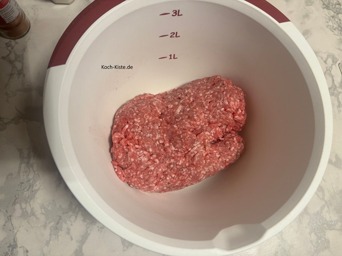 gebe das Hackfleisch in die Rührschüssel