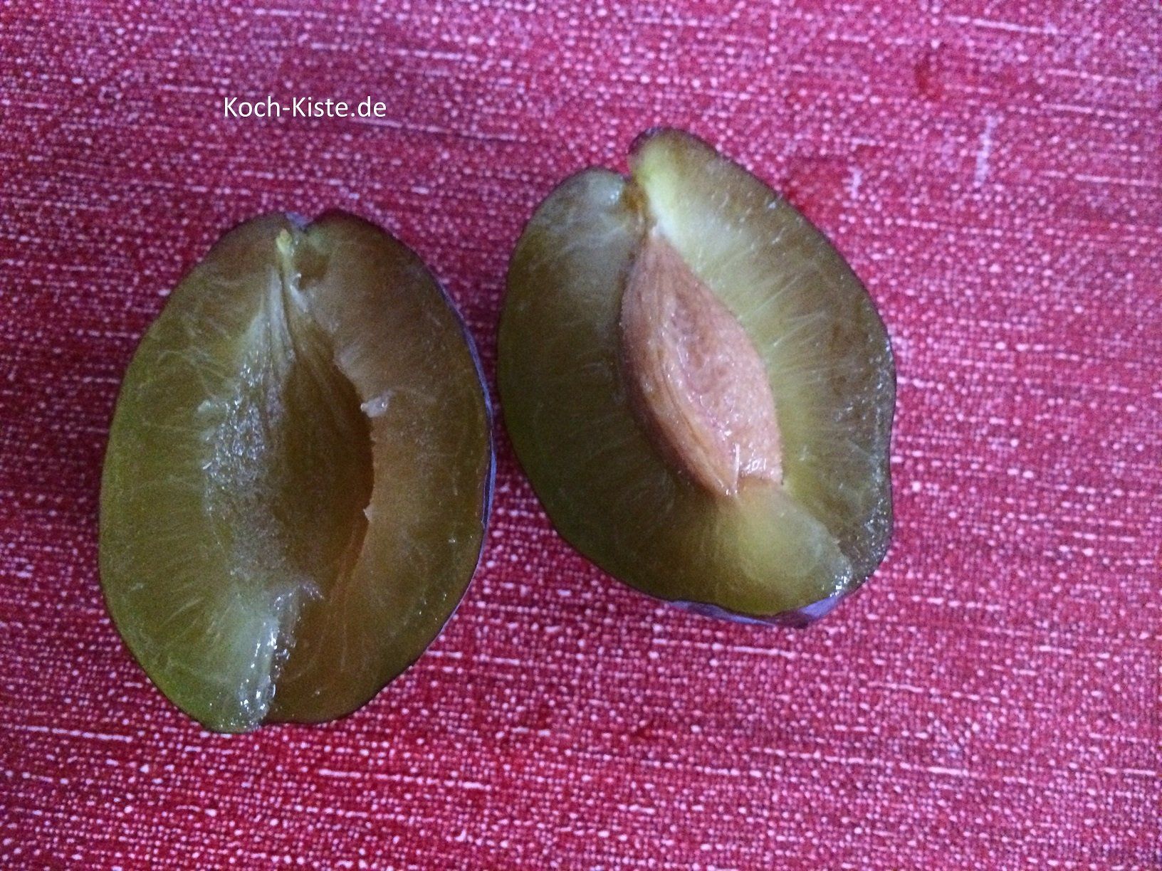 Zwetschgen abspülen, halbieren und den Stein entfernen