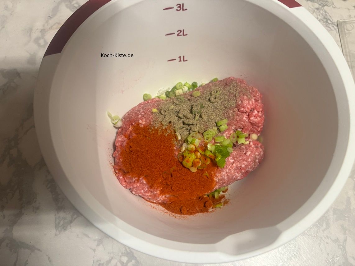 als nächstes kommen 1 gestrichener Teelöffel Salz, 1 Teelöffel Pfeffer und 4 gehäufte Teelöffel Paprika mit in die Rührschüssel