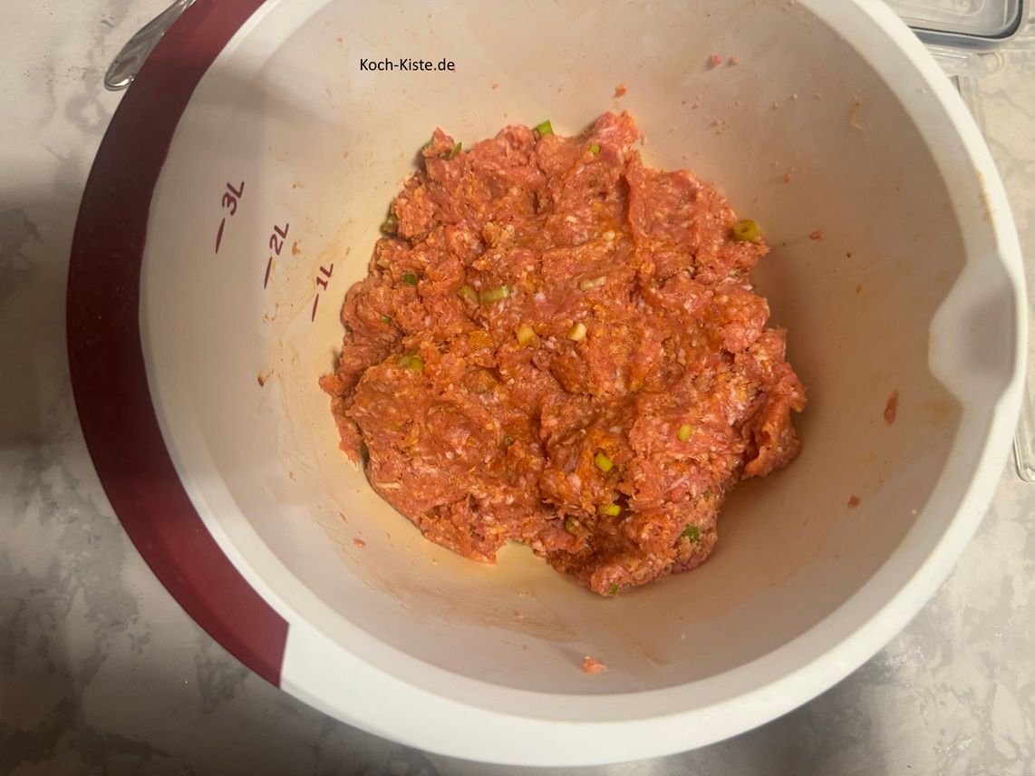 verknete alle Zutaten mit deinen Händen zu einen gleichmäßigen Hackteig