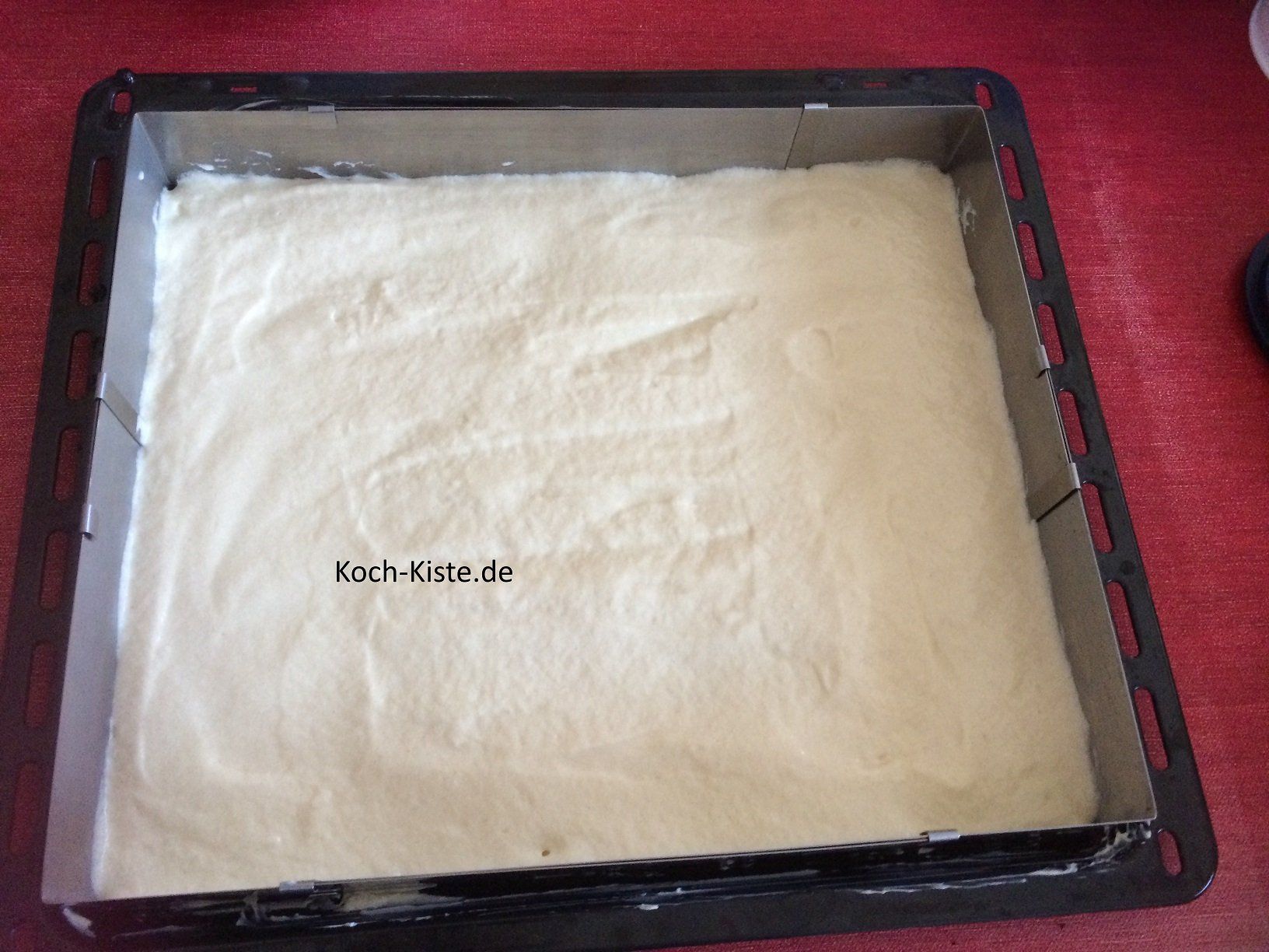 den Teig auf das Backblech gießen und gleichmäßig verteilen