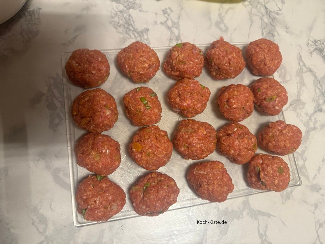 und forme kleine Bälle - meine waren etwas größer als Tischtennisbälle