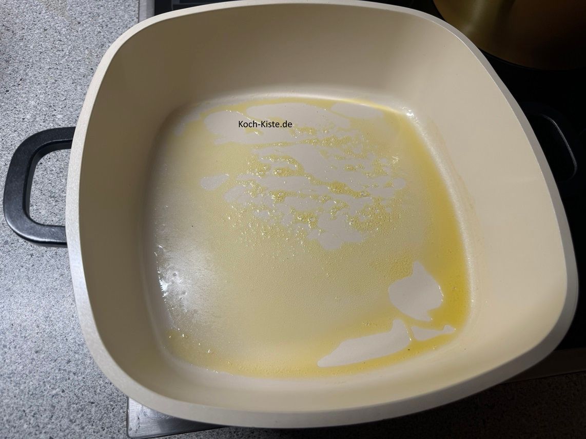 gebe 2 Esslöffel Pflanzencreme in die Servierpfanne ( oder Pfanne) und lasse sie schmelzen