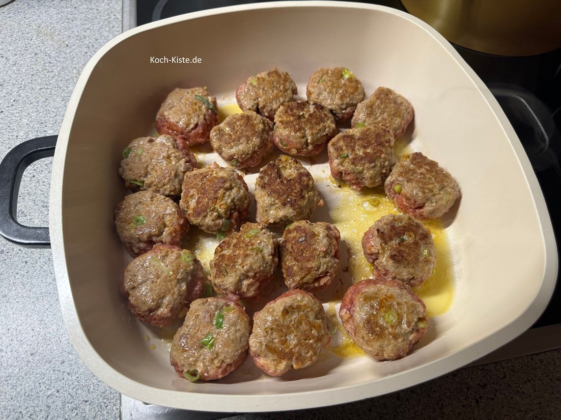 auch von der Rückseite werden die Frikadellen 4 Mintuen gebraten - gebe noch mal 1 Esslöffel Pflanzencreme dazu - damit die Frikadellen nicht anbrennen.