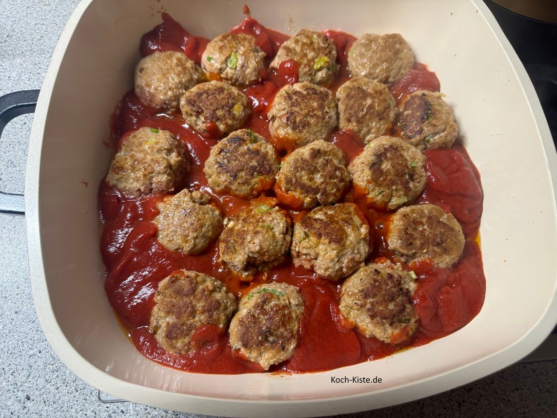 gieße vorsichtig - jeweils an den Seiten der Pfanne - die passierten Tomaten hinein