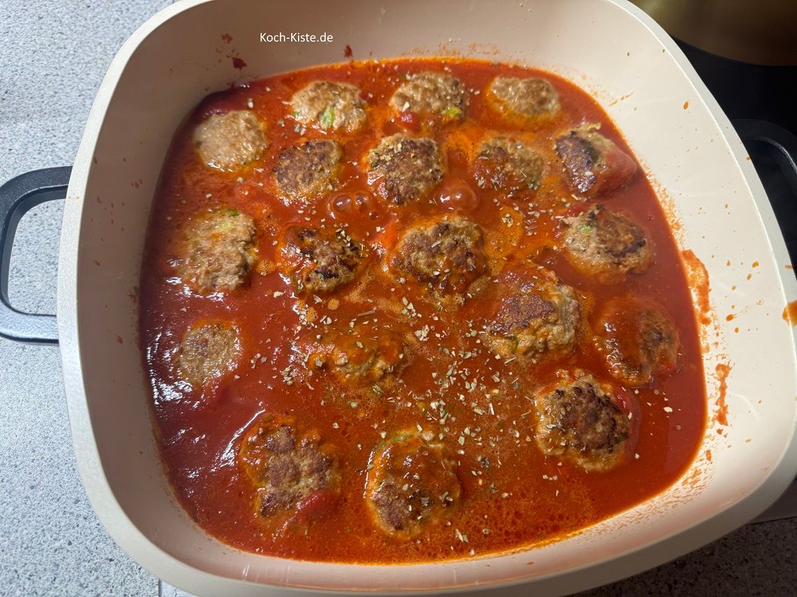 gebe 1 Esslöffel getrockneten Oregano hinzu . Reduziere die Temperatur und lasse alles 8 Minuten köcheln