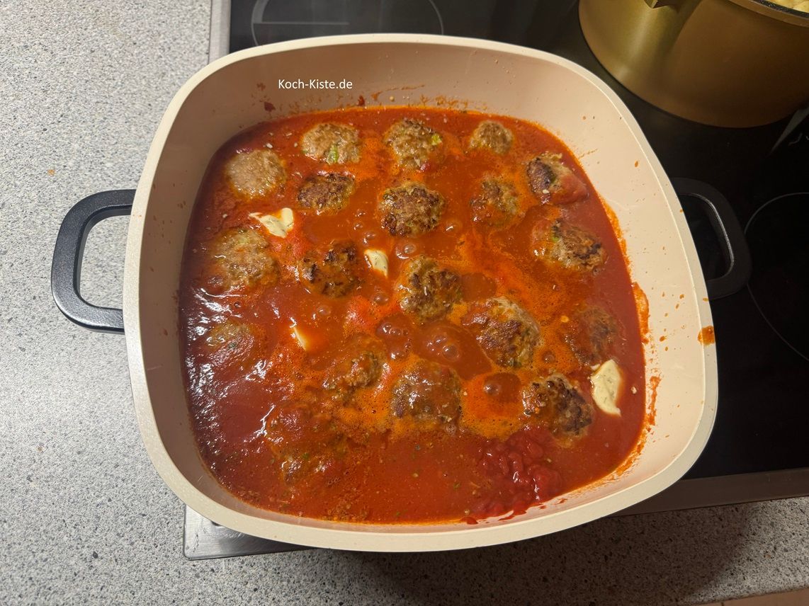 nun darf der Schmelzkäse mit in die Pfanne und wird vorsichtig untergerührt . Wichtig: rühre an den Frikadellen vorbei, damit diese nicht auseinander fallen . Lasse alles noch mal 1 Mintuen köcheln