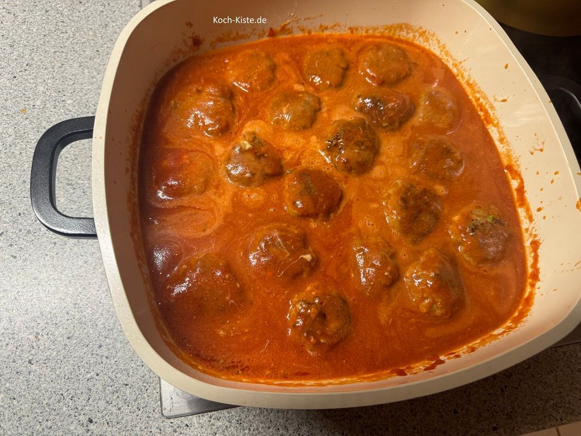 gebe an mehreern Stellen etwas Soßenbinder in die Pfanne und verrühre mit einem Teelöffel jeweils etwas Soßenbinder mit der Tomatenflüssigkeit