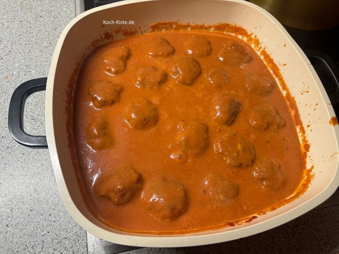fertige Frikadellen in Tomaten - Käse Soße