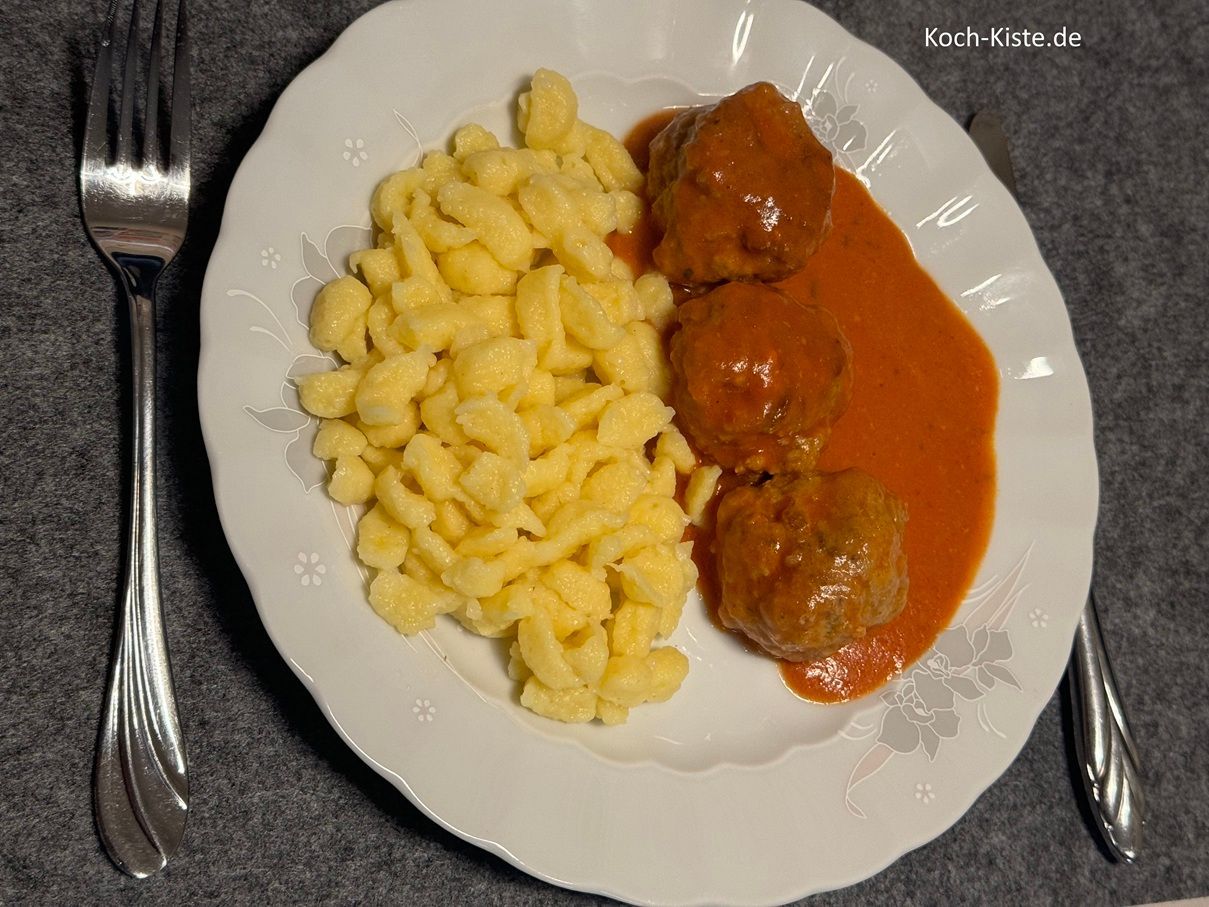 Frikadellen in Tomaten-Käse Soße mit Spätzle