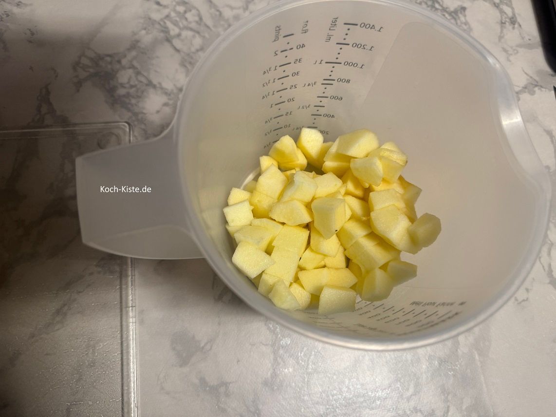 gebe die Apfelstücke in den Messbecher
