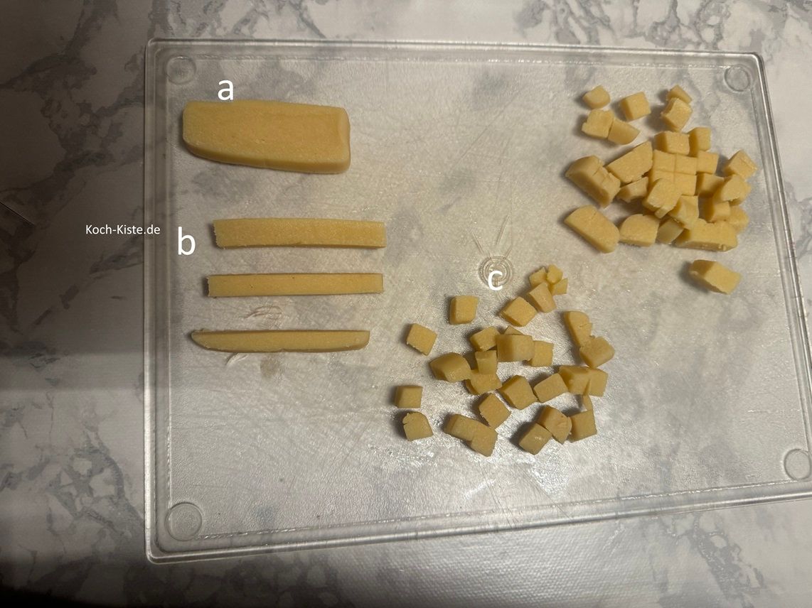 nun schneide die Marzipan Rohmasse in Scheiben (a), in Streifen (b) und dann in kleine Stücke (c)